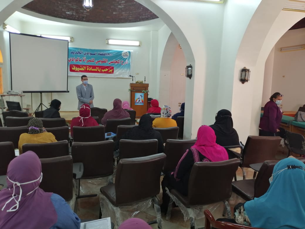 قومي المرأة يختتم حملة طرق الأبواب في الوادي الجديد  (3)