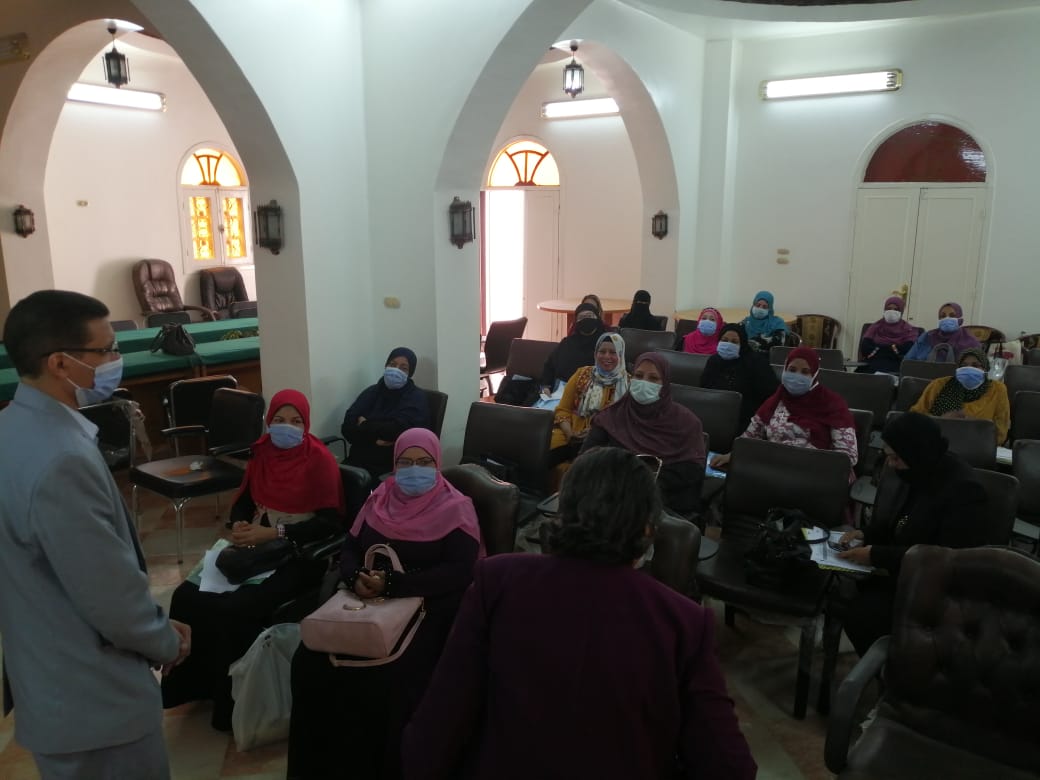 قومي المرأة يختتم حملة طرق الأبواب في الوادي الجديد  (6)