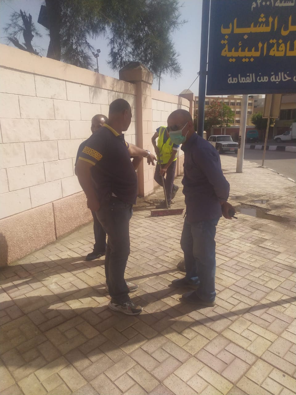 محافظ أسيوط يوجه باستمرار حملات نظافة وغسل الأرصفة والشوارع والميادين (1)