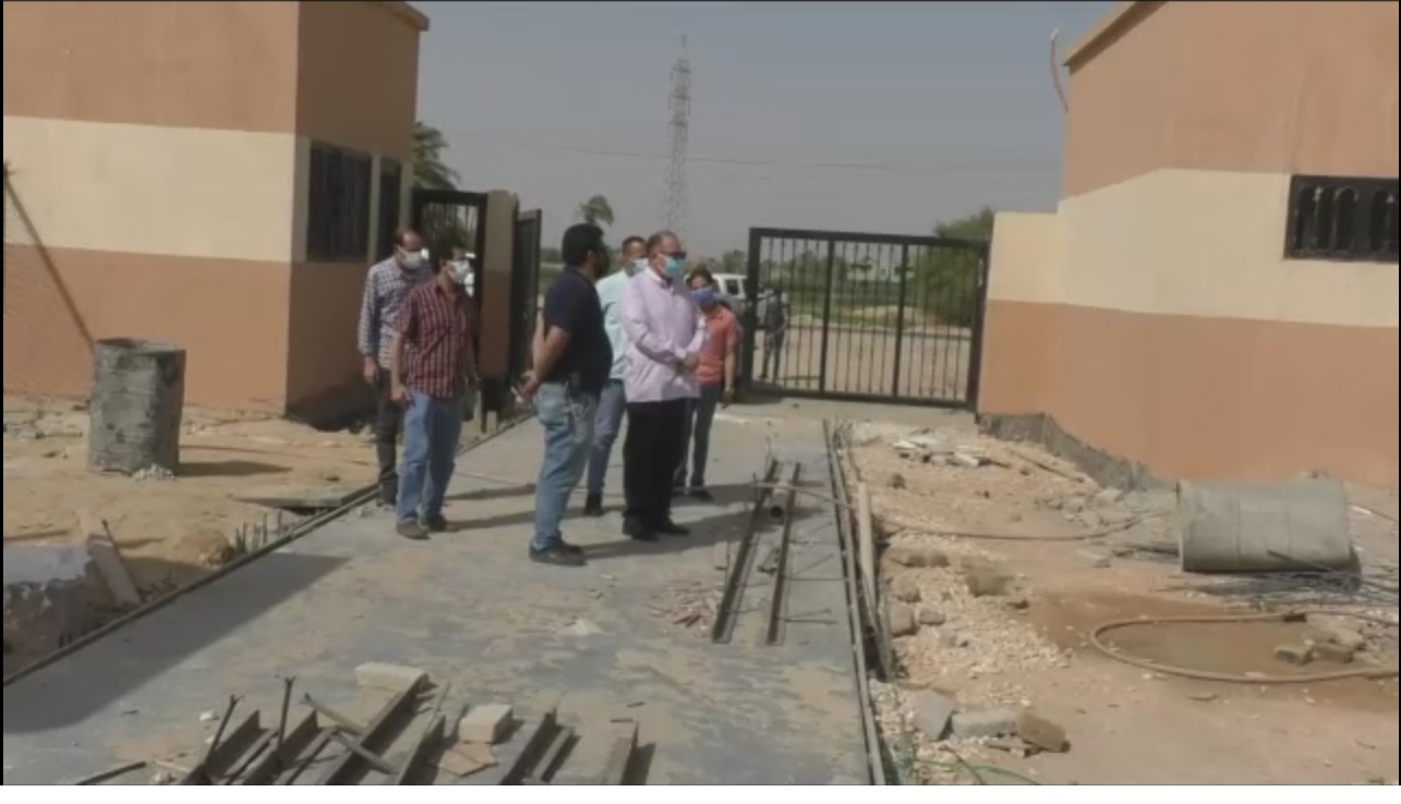محافظ أسيوط يتفقد المحطة الإنتقالية الوسيطة للمخلفات الصلبة بأبوتيج (1)