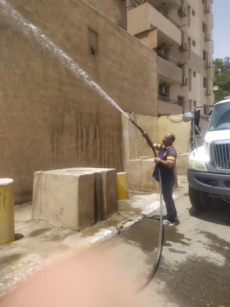 محافظ أسيوط يوجه باستمرار حملات نظافة وغسل الأرصفة والشوارع والميادين (12)