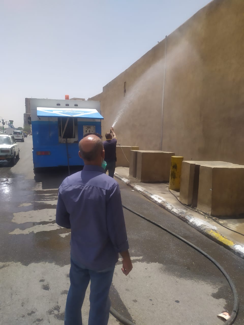 محافظ أسيوط يوجه باستمرار حملات نظافة وغسل الأرصفة والشوارع والميادين (17)