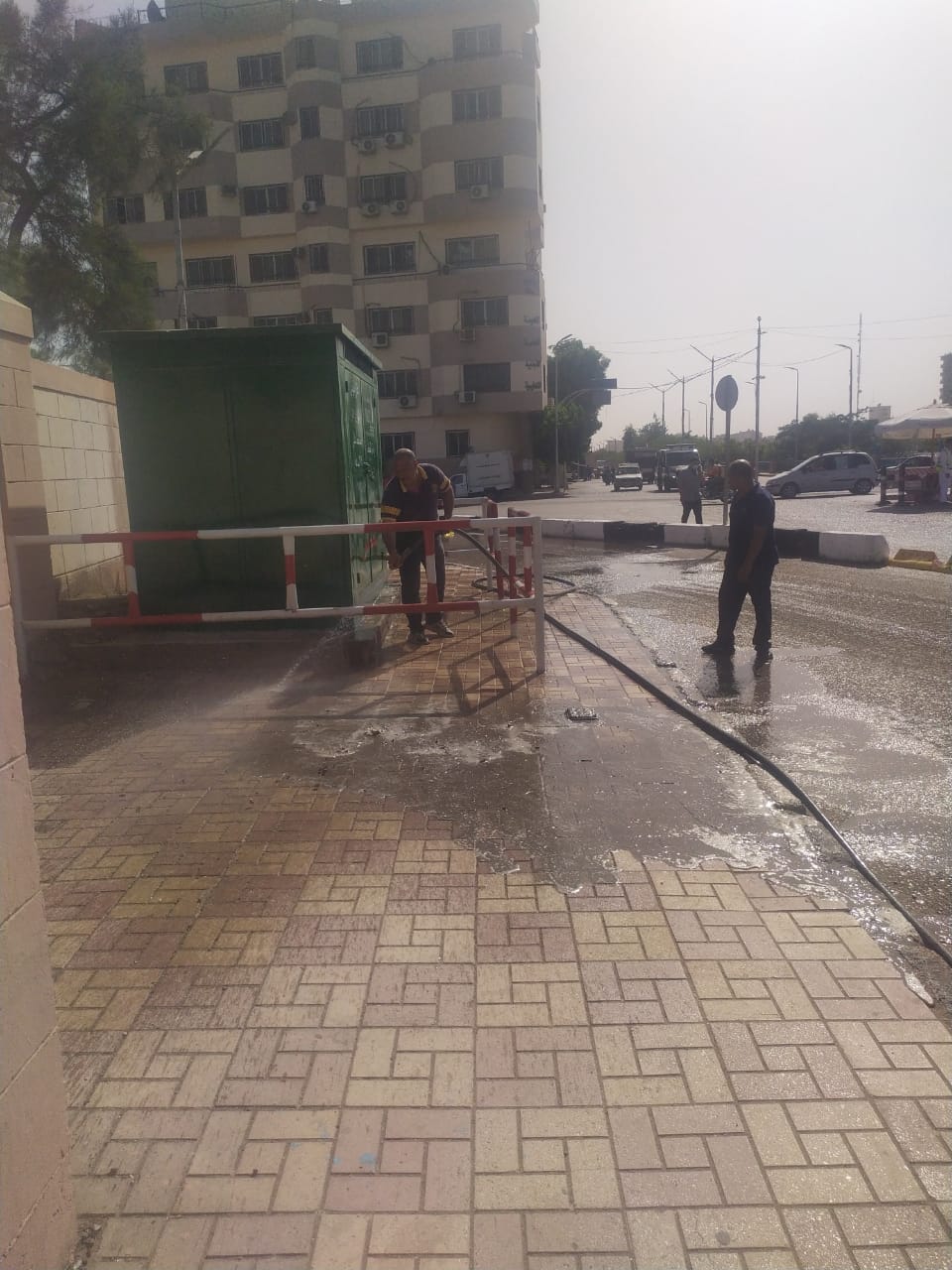 محافظ أسيوط يوجه باستمرار حملات نظافة وغسل الأرصفة والشوارع والميادين (6)