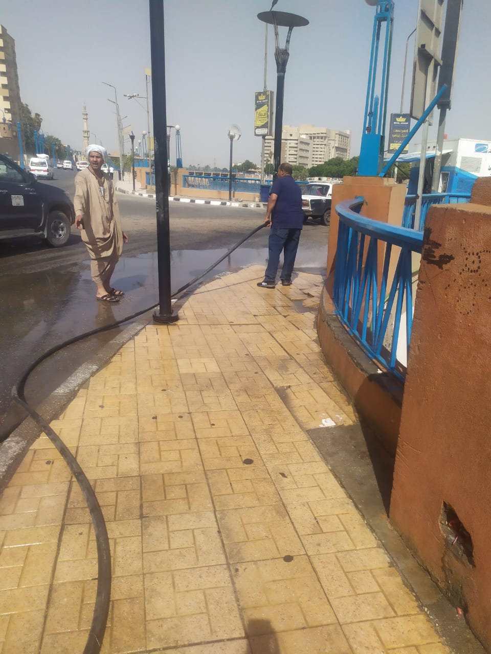 محافظ أسيوط يوجه باستمرار حملات نظافة وغسل الأرصفة والشوارع والميادين (5)