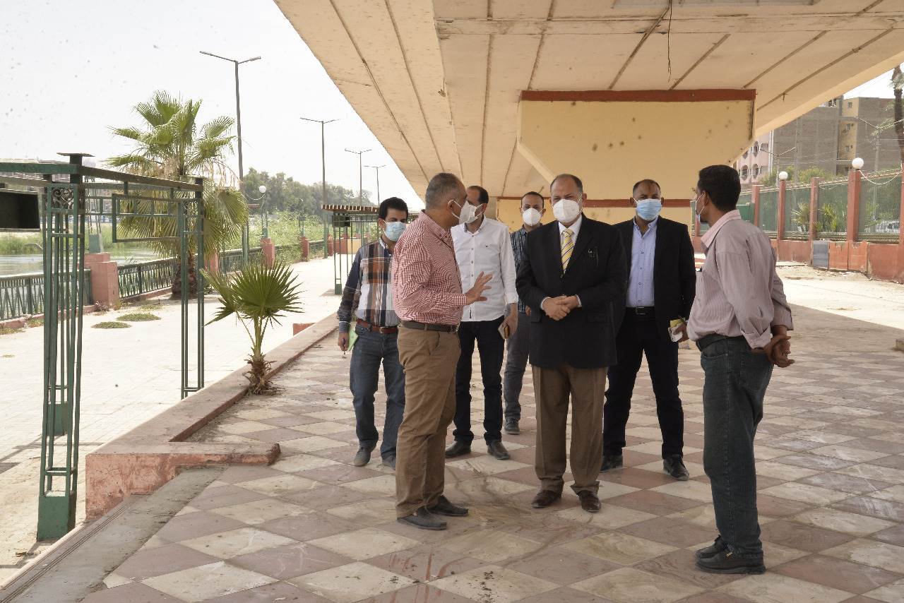 محافظ أسيوط يتفقد تجهيز موقع بحي غرب كمركز مؤقت لتطعيم المواطنين  (8)