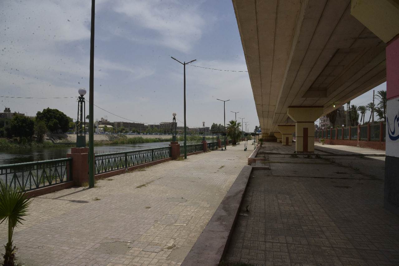 محافظ أسيوط يتفقد تجهيز موقع بحي غرب كمركز مؤقت لتطعيم المواطنين  (7)