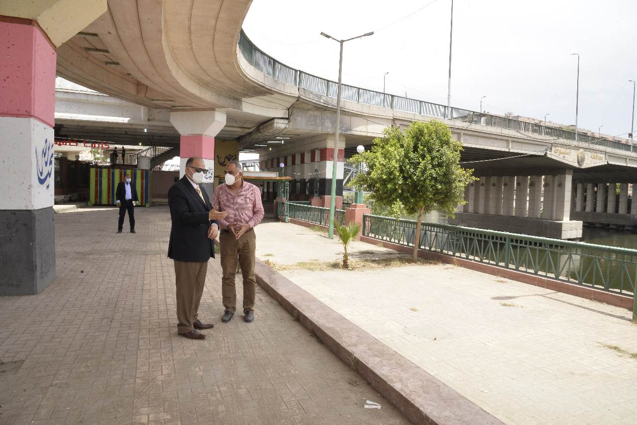 محافظ أسيوط يتفقد تجهيز موقع بحي غرب كمركز مؤقت لتطعيم المواطنين  (1)