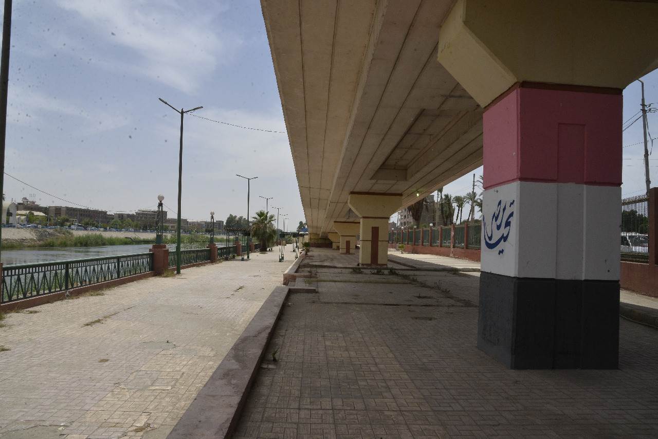 محافظ أسيوط يتفقد تجهيز موقع بحي غرب كمركز مؤقت لتطعيم المواطنين  (4)