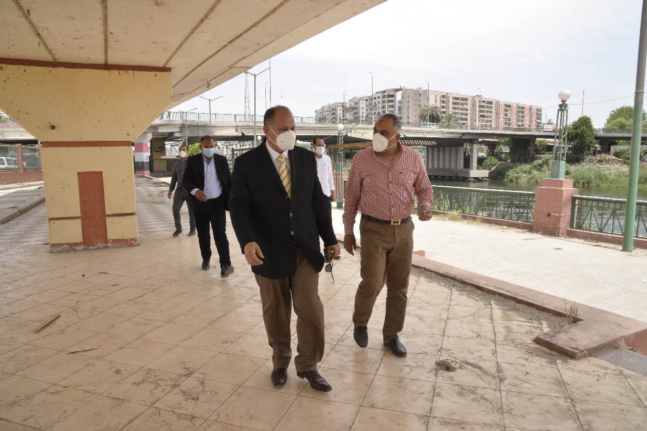 محافظ أسيوط يتفقد تجهيز موقع بحي غرب كمركز مؤقت لتطعيم المواطنين  (5)