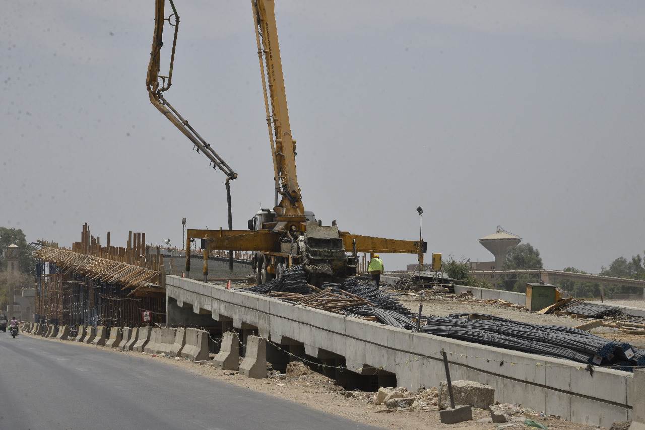 محافظ أسيوط يتفقد أعمال تنفيذ مشروع كوبري المدخل الشمالي العلوي  (14)