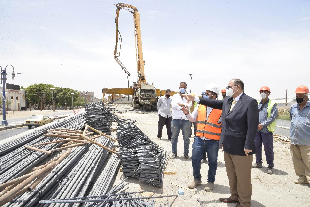 محافظ أسيوط يتفقد أعمال تنفيذ مشروع كوبري المدخل الشمالي العلوي  (8)