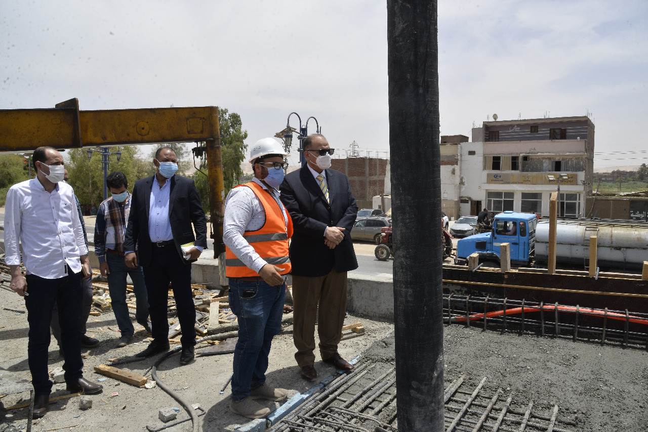 محافظ أسيوط يتفقد أعمال تنفيذ مشروع كوبري المدخل الشمالي العلوي  (3)