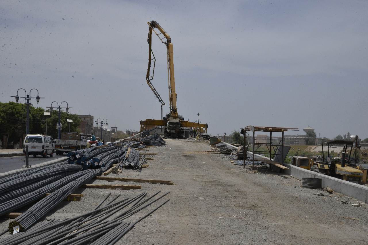 محافظ أسيوط يتفقد أعمال تنفيذ مشروع كوبري المدخل الشمالي العلوي  (2)