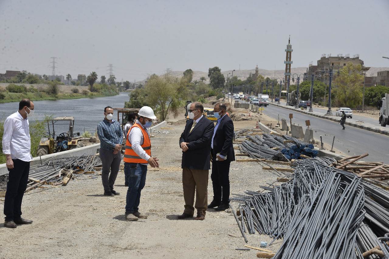محافظ أسيوط يتفقد أعمال تنفيذ مشروع كوبري المدخل الشمالي العلوي  (1)