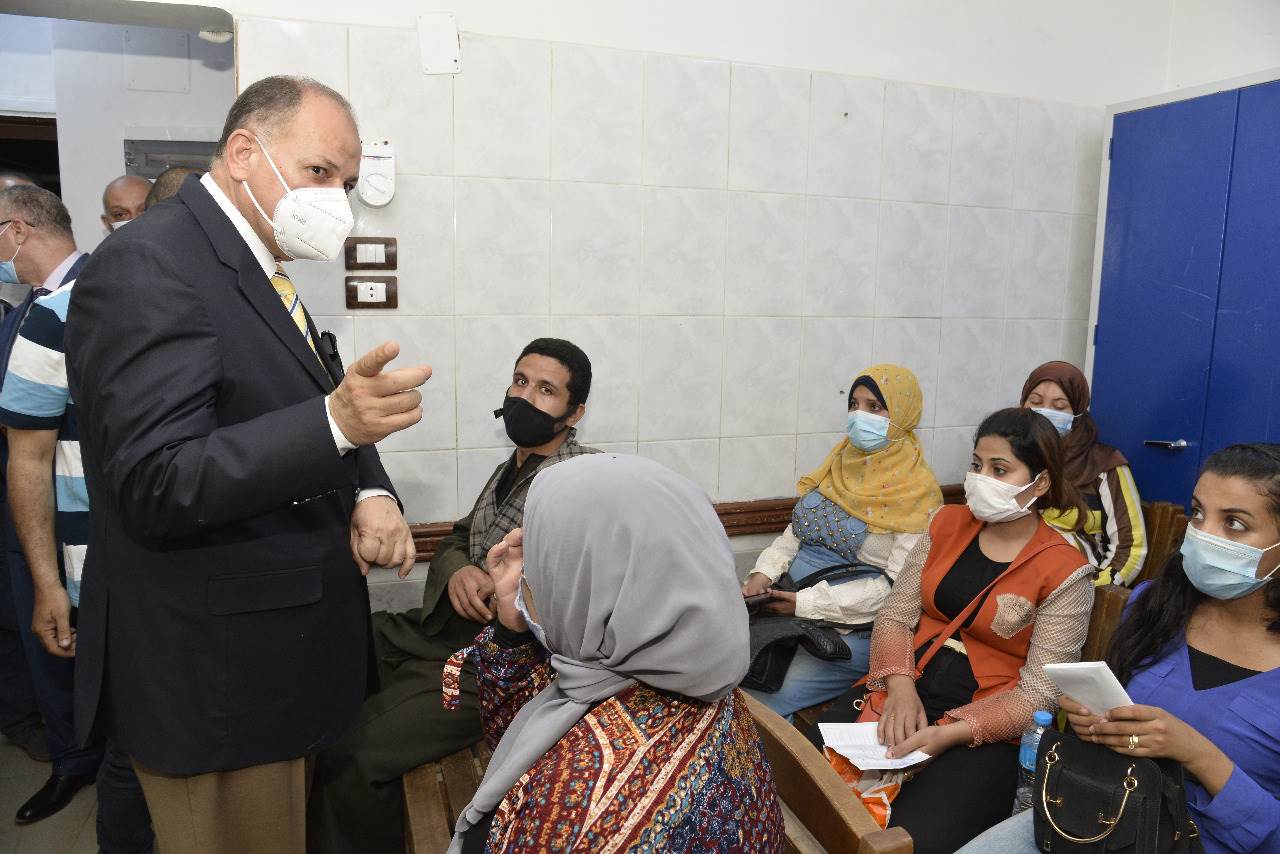 محافظ أسيوط يتفقد عيادات اللجان الطبية للقومسيون الطبي بحي شرق  (10)