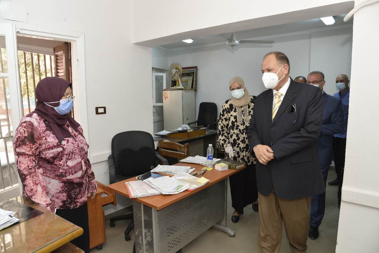 محافظ أسيوط يتفقد عيادات اللجان الطبية للقومسيون الطبي بحي شرق  (4)