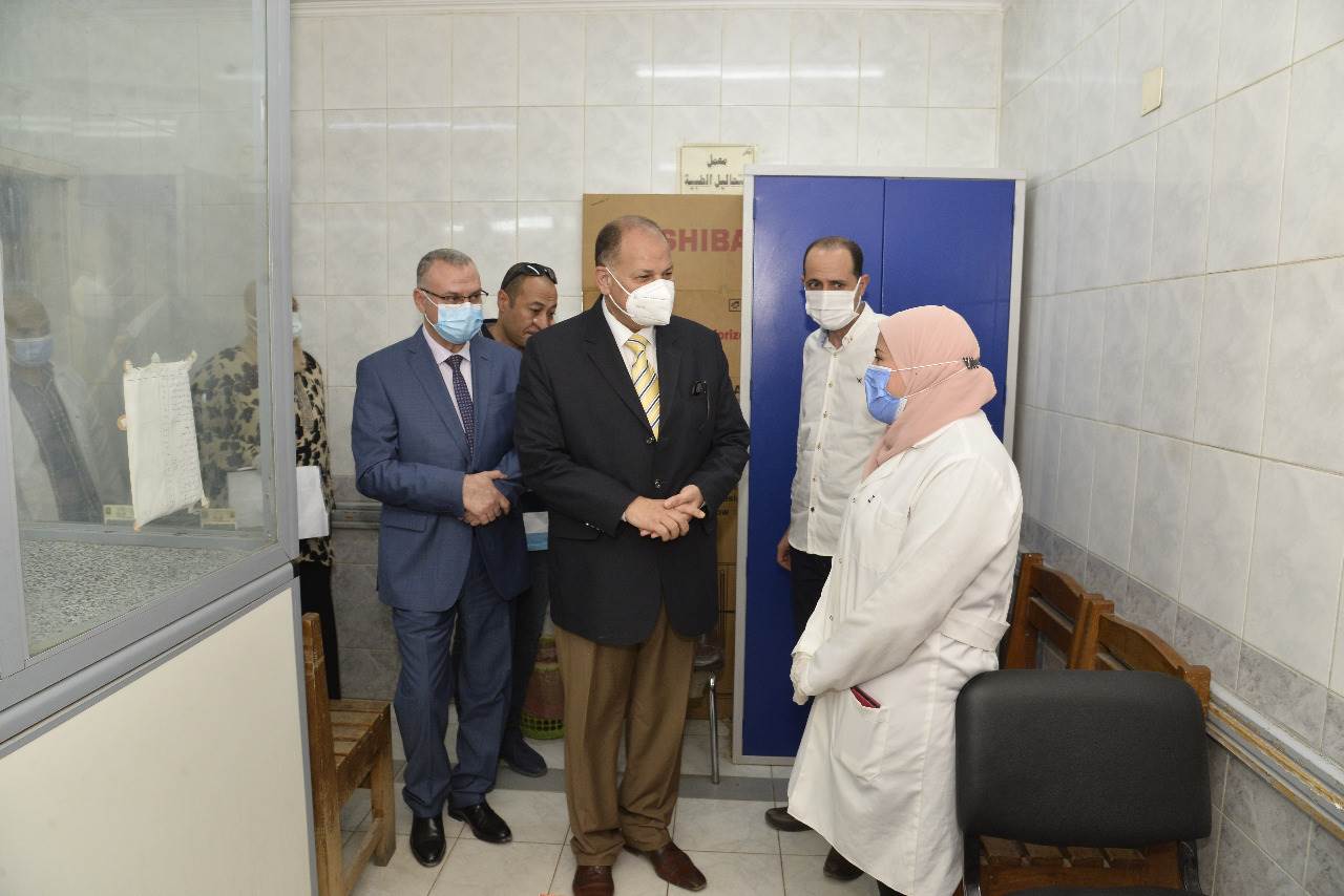 محافظ أسيوط يتفقد عيادات اللجان الطبية للقومسيون الطبي بحي شرق  (3)