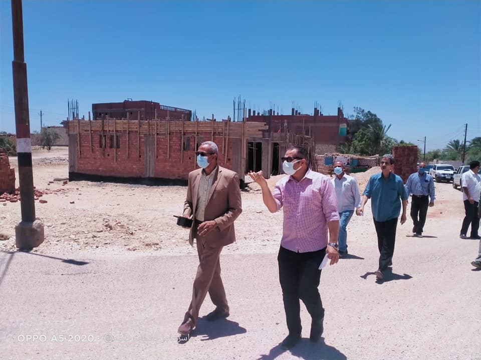 محافظ أسيوط يؤكد على متابعة مشروعات المبادرات الرئاسية ونائب المحافظ يتفقد الأعمال بالبداري (7)