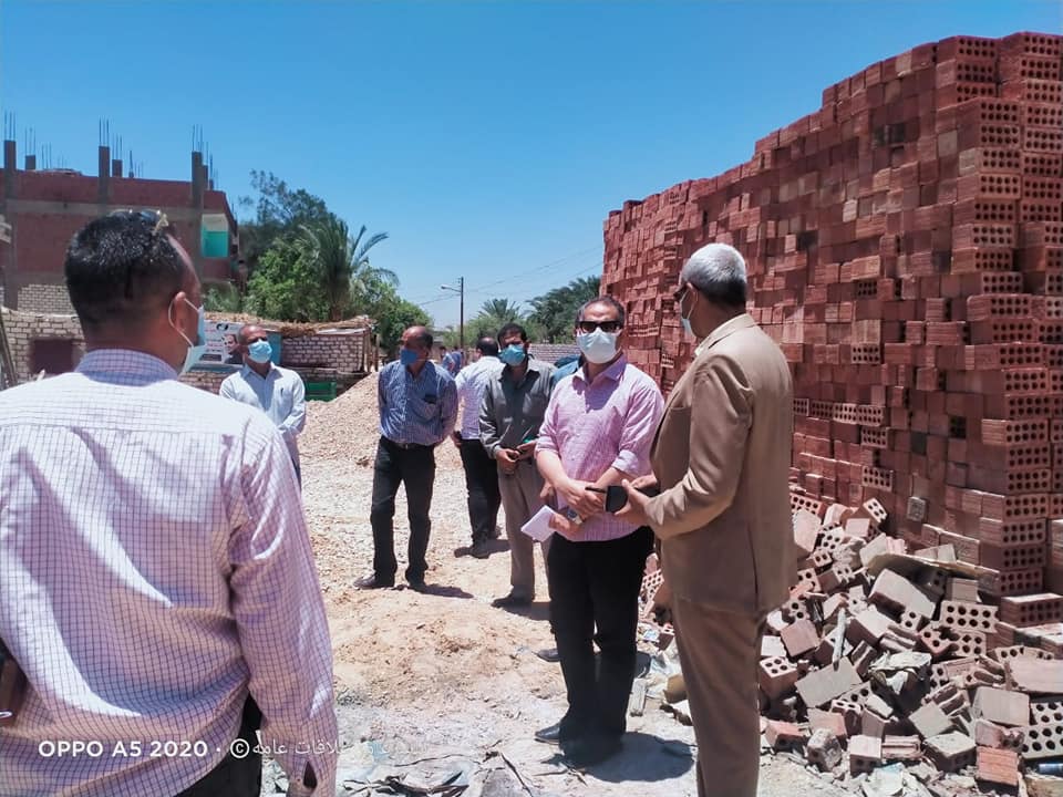 محافظ أسيوط يؤكد على متابعة مشروعات المبادرات الرئاسية ونائب المحافظ يتفقد الأعمال بالبداري (4)