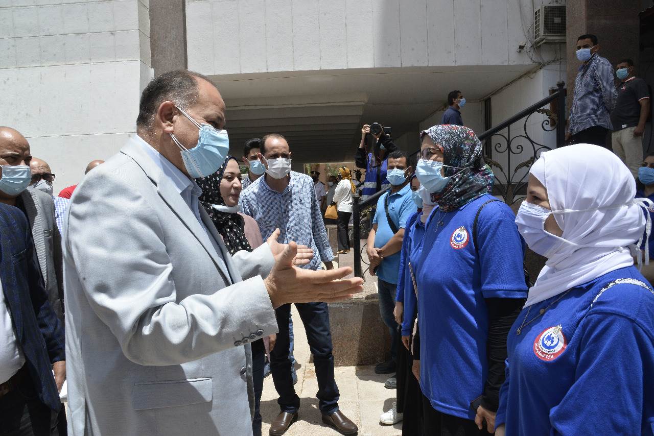 محافظ أسيوط يشهد انطلاق قوافل حزب حماة الوطن سجل__ اتطعم(4)