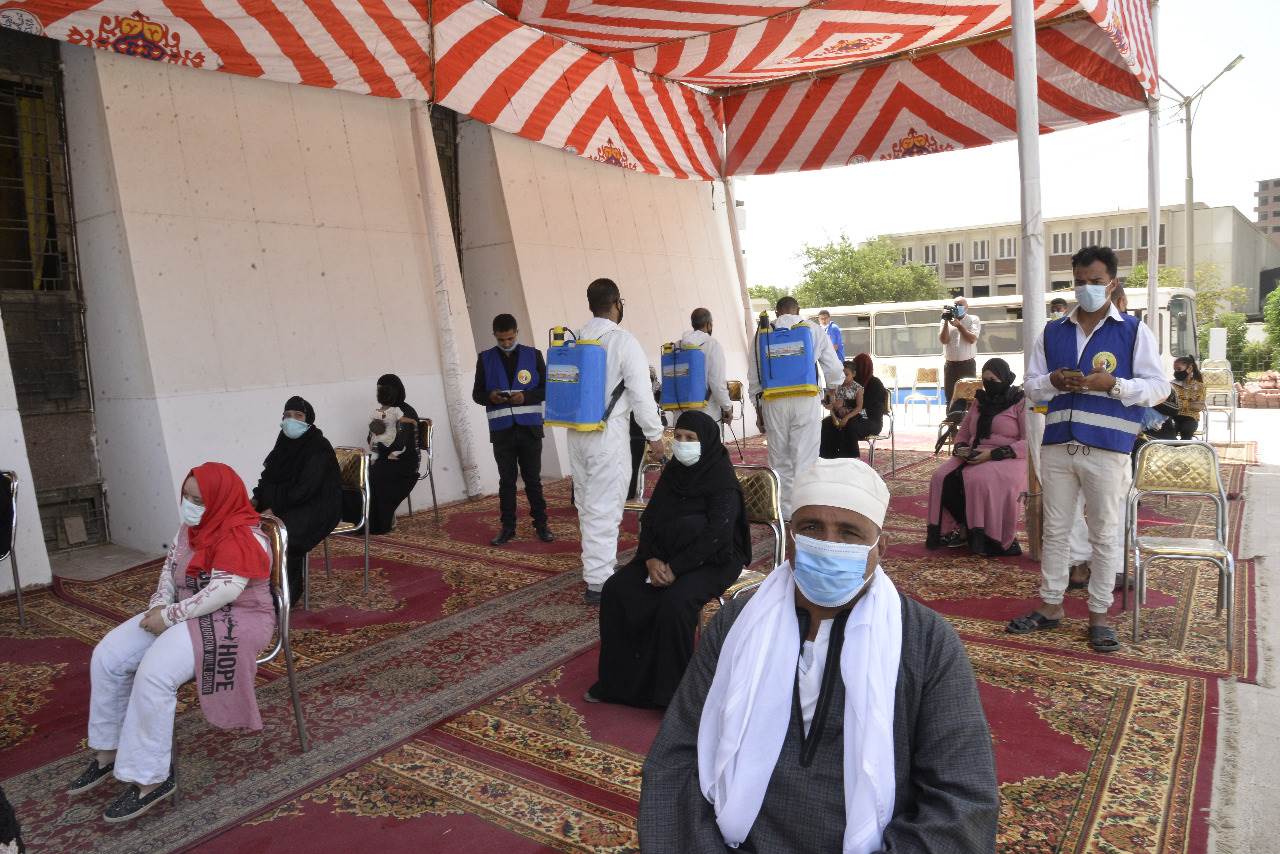 محافظ أسيوط يشهد انطلاق قوافل حزب حماة الوطن سجل__ اتطعم(3)