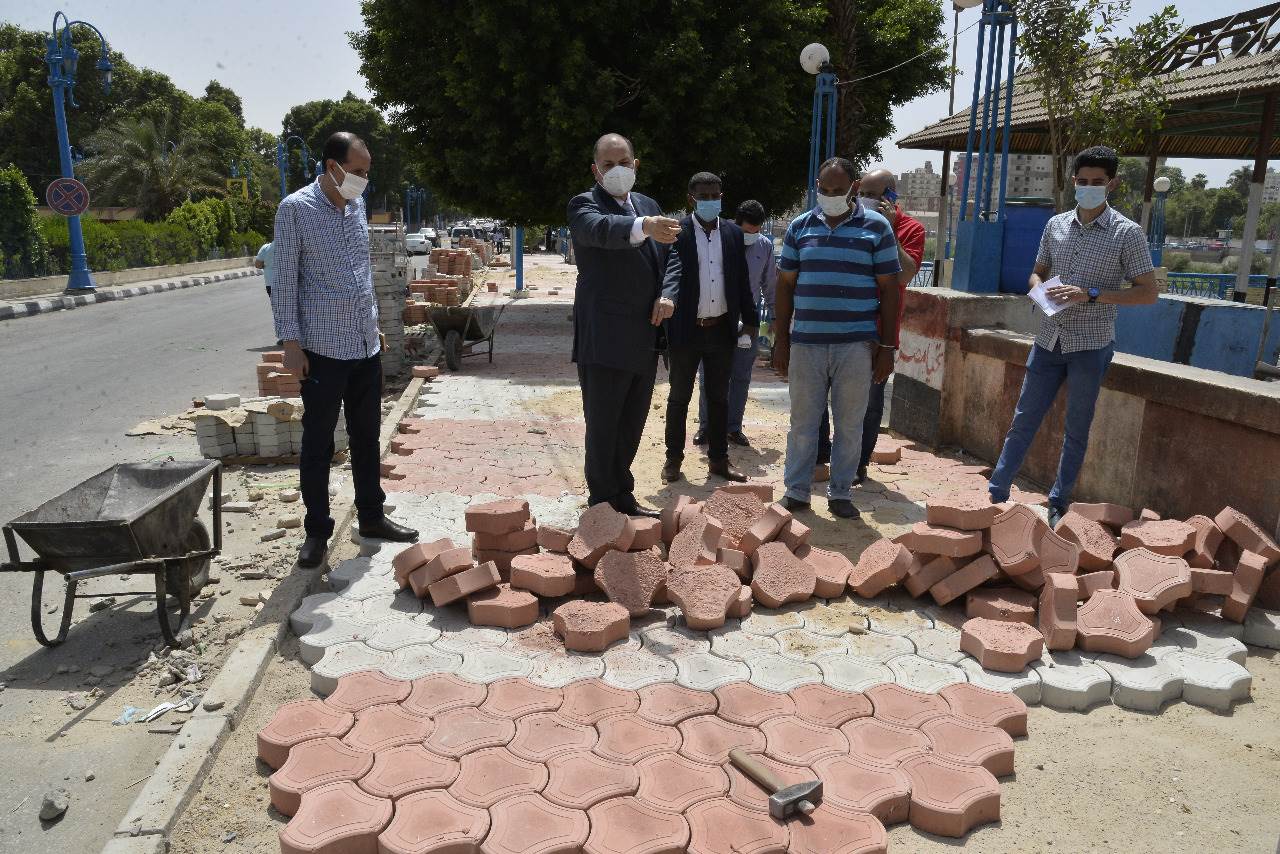 محافظ أسيوط يتفقد تطوير كورنيش الإبراهيمية وتركيب بلاط الانترلوك  (14)