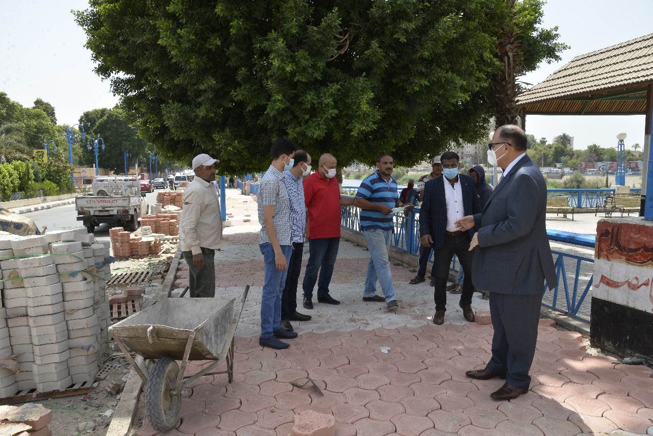 محافظ أسيوط يتفقد تطوير كورنيش الإبراهيمية وتركيب بلاط الانترلوك  (7)