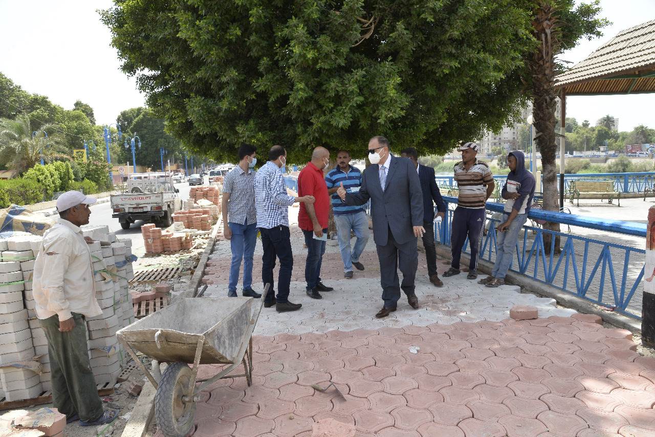 محافظ أسيوط يتفقد تطوير كورنيش الإبراهيمية وتركيب بلاط الانترلوك  (6)