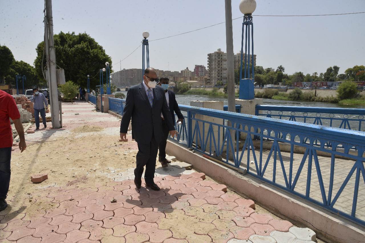 محافظ أسيوط يتفقد تطوير كورنيش الإبراهيمية وتركيب بلاط الانترلوك  (3)