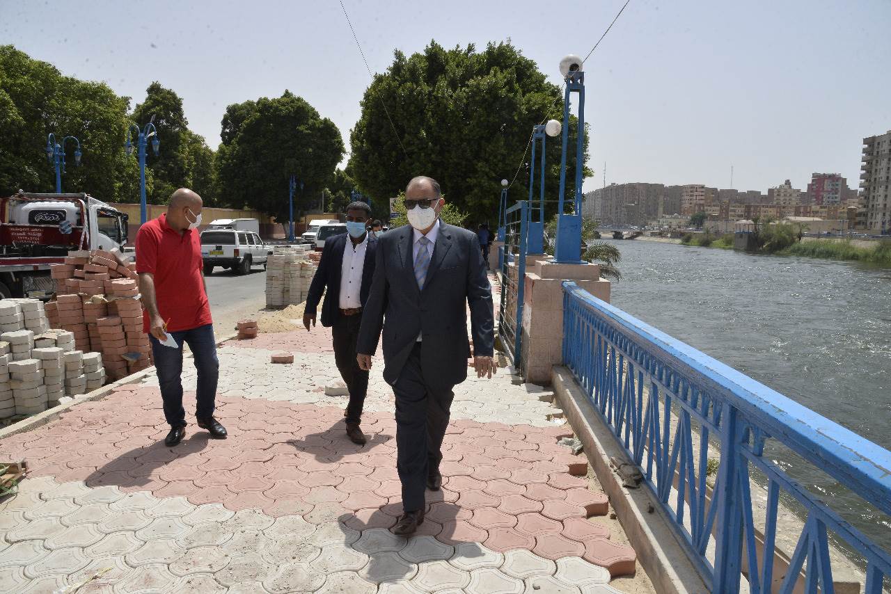 محافظ أسيوط يتفقد تطوير كورنيش الإبراهيمية وتركيب بلاط الانترلوك  (1)