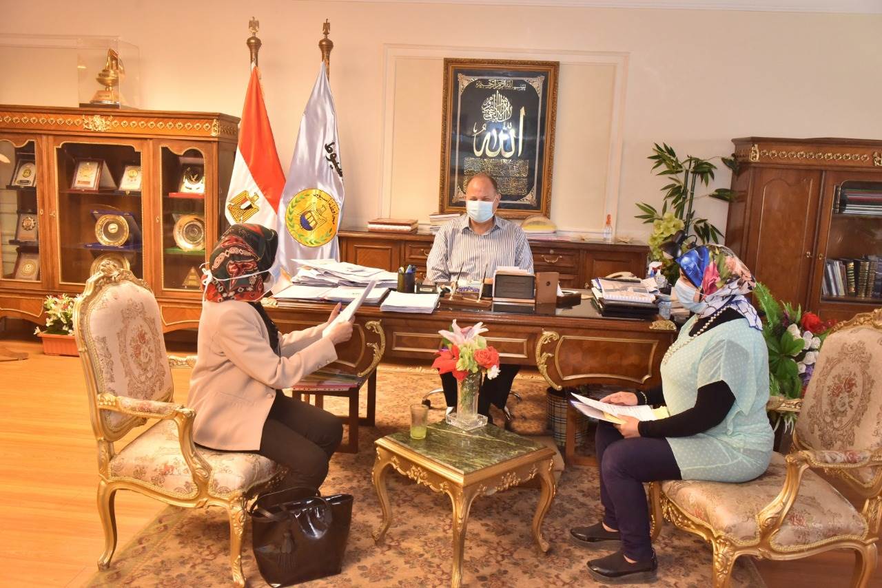 محافظ أسيوط يلتقى عميد معهد جنوب مصر للاورام  (1)