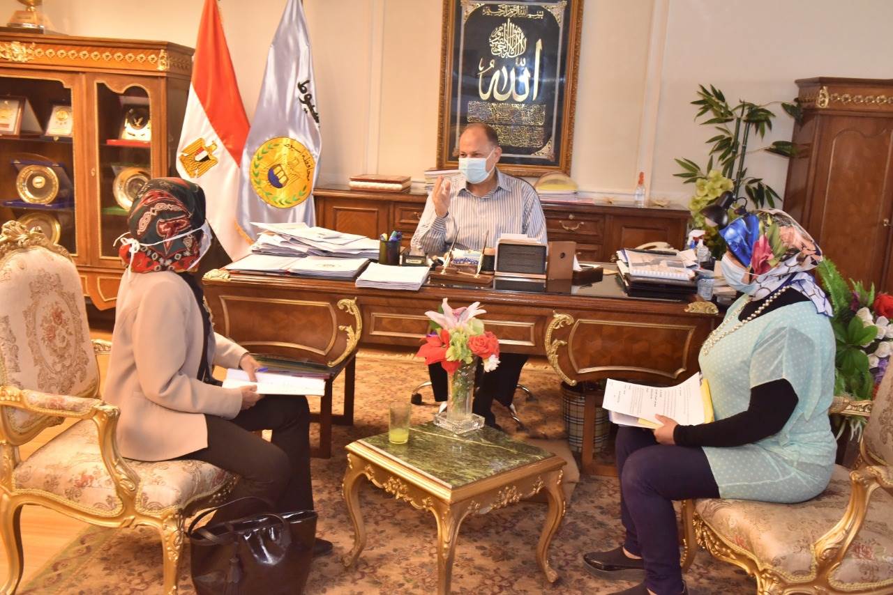 محافظ أسيوط يلتقى عميد معهد جنوب مصر للاورام  (3)