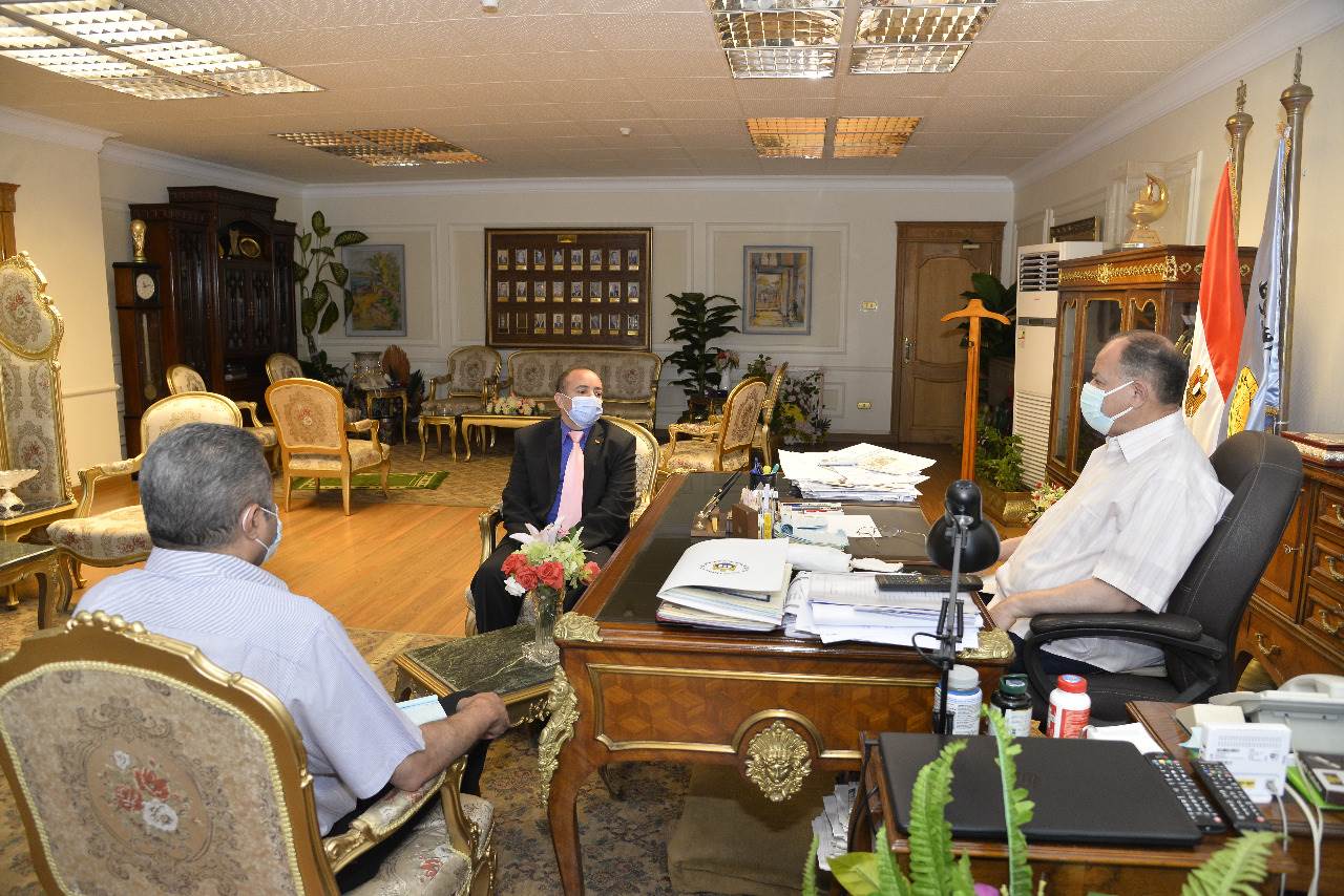 محافظ أسيوط يستقبل متدرب بالبرنامج الرئاسي لتأهيل التنفيذيين للقيادة (2)