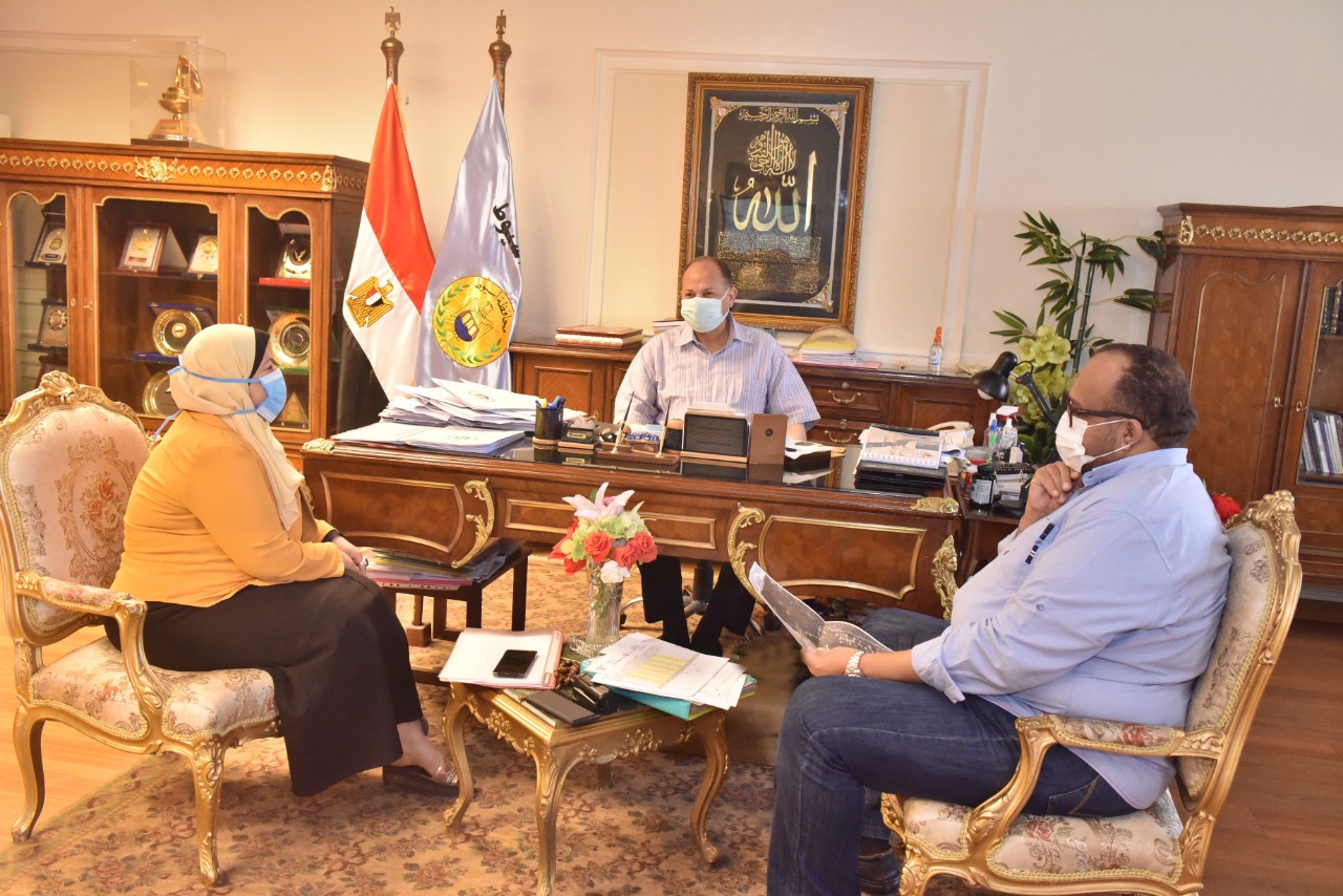 محافظ أسيوط يشيد بقرار رئيس الوزراء بالموافقة على قبول الطلبات التي تقدم بها المواطنون للتصالح (2)