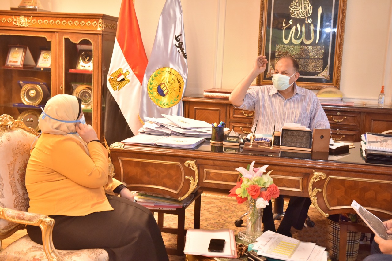 محافظ أسيوط يشيد بقرار رئيس الوزراء بالموافقة على قبول الطلبات التي تقدم بها المواطنون للتصالح (1)
