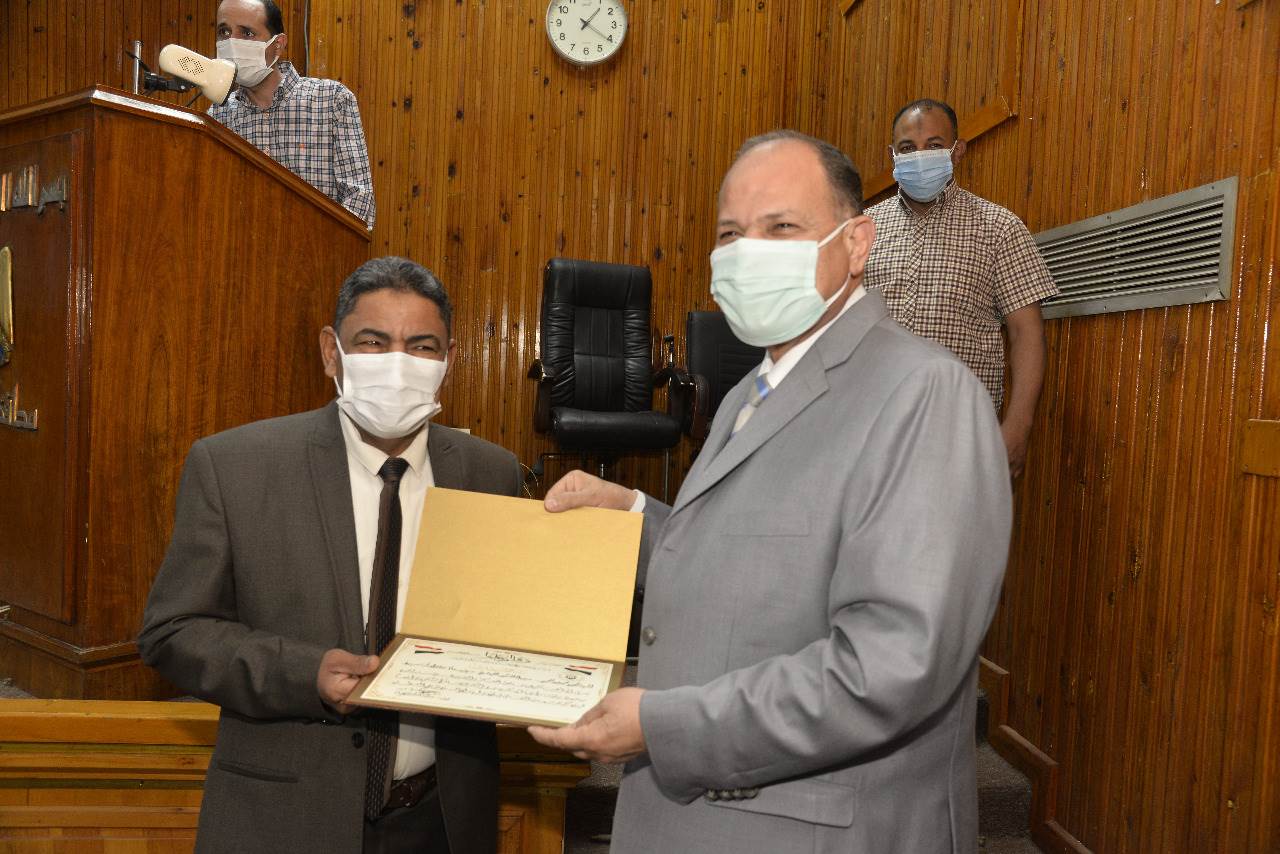 محافظ أسيوط يكرم مدير إدارة الشئون الادارية بالديوان العام لبلوغه المعاش (2)