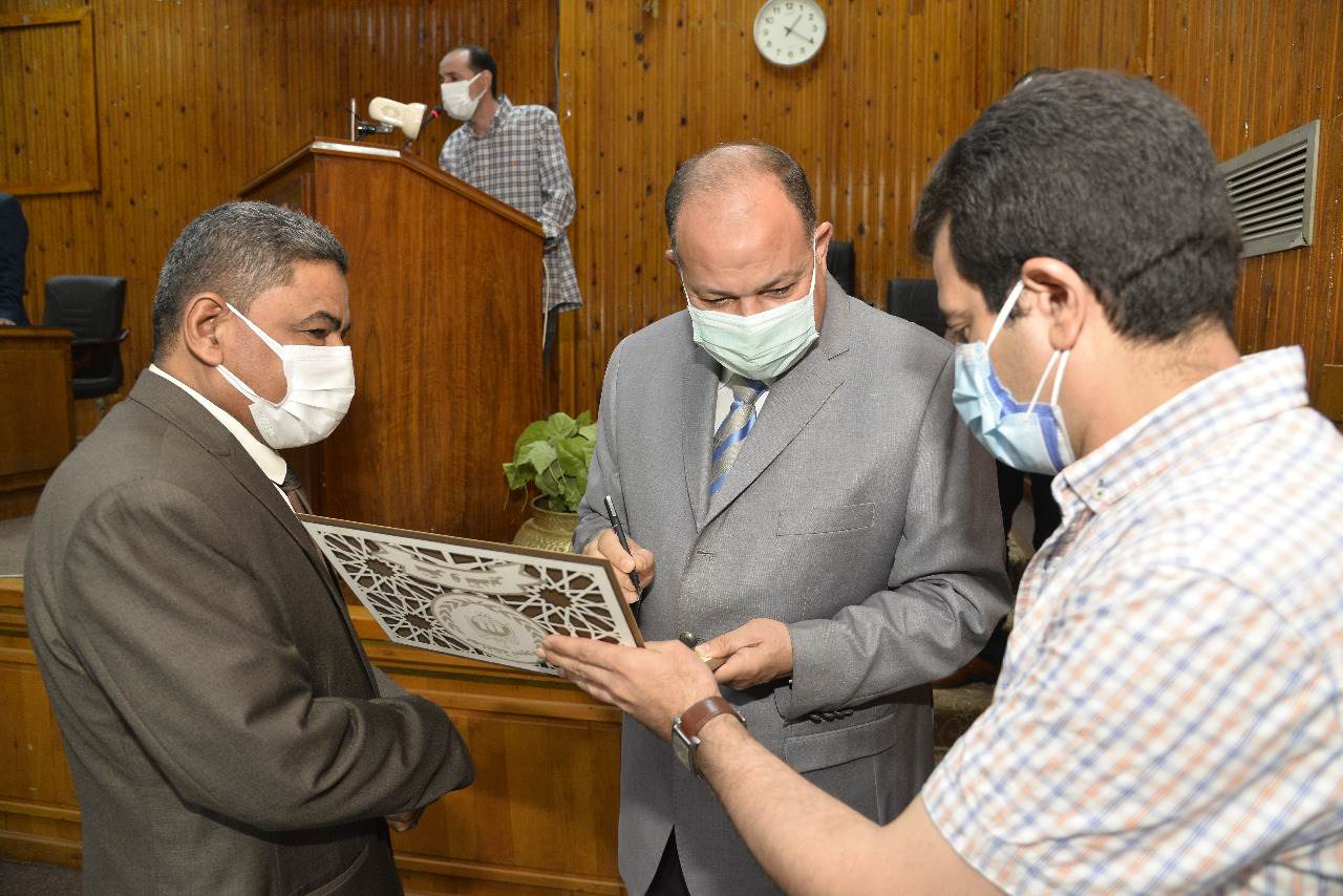 محافظ أسيوط يكرم مدير إدارة الشئون الادارية بالديوان العام لبلوغه المعاش (1)