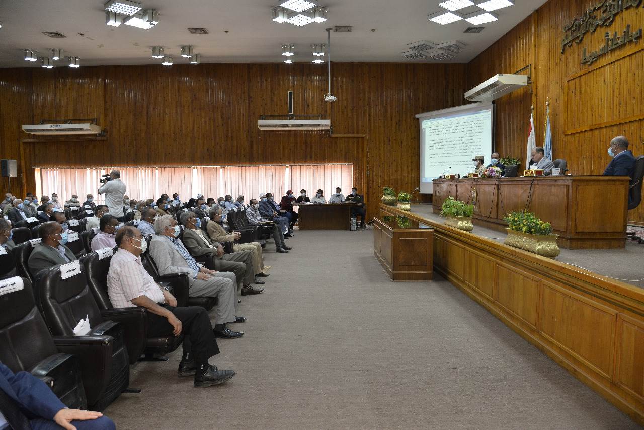 محافظ أسيوط يترأس جلسة المجلس التنفيذي للمحافظة ويعلن الموافقة برامج التنمية المحلية (9)