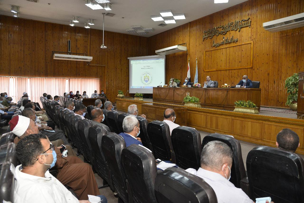 محافظ أسيوط يترأس جلسة المجلس التنفيذي للمحافظة ويعلن الموافقة برامج التنمية المحلية (4)