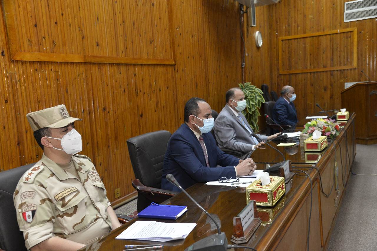 محافظ أسيوط يترأس جلسة المجلس التنفيذي للمحافظة ويعلن الموافقة برامج التنمية المحلية (5)