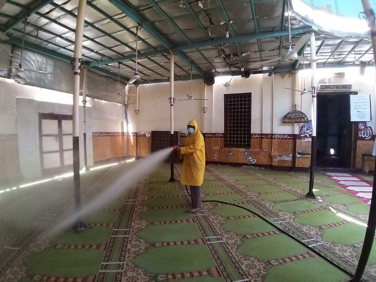 استمرار حملات تعقيم وتطهير المساجد قبل صلاة الجمعة  (8)