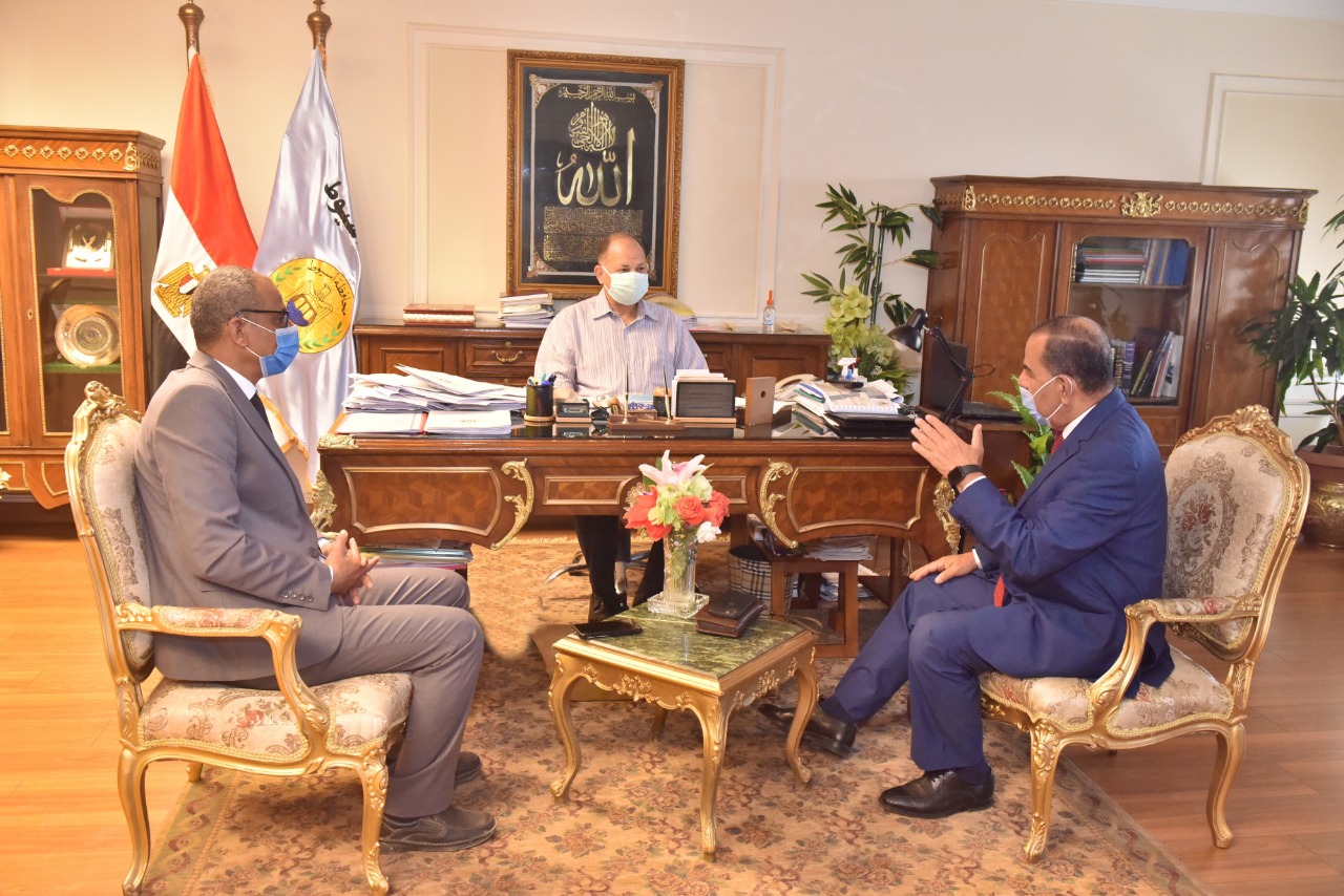 محافظ أسيوط يلتقي رئيس الشركة المالية والصناعية المصرية للأسمدة  (4)