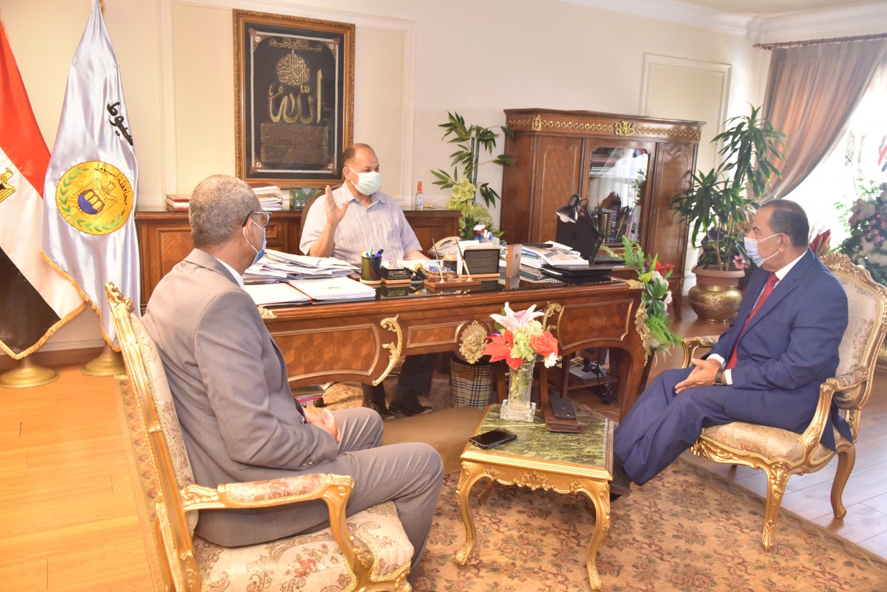 محافظ أسيوط يلتقي رئيس الشركة المالية والصناعية المصرية للأسمدة  (2)