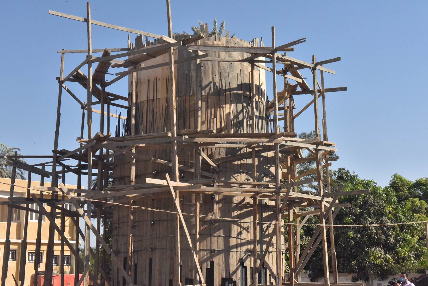 محافظ أسيوط يتفقد انشاء محطة رفع وخط طرد صرف صحى قرية التناغة الشرقية  (13)