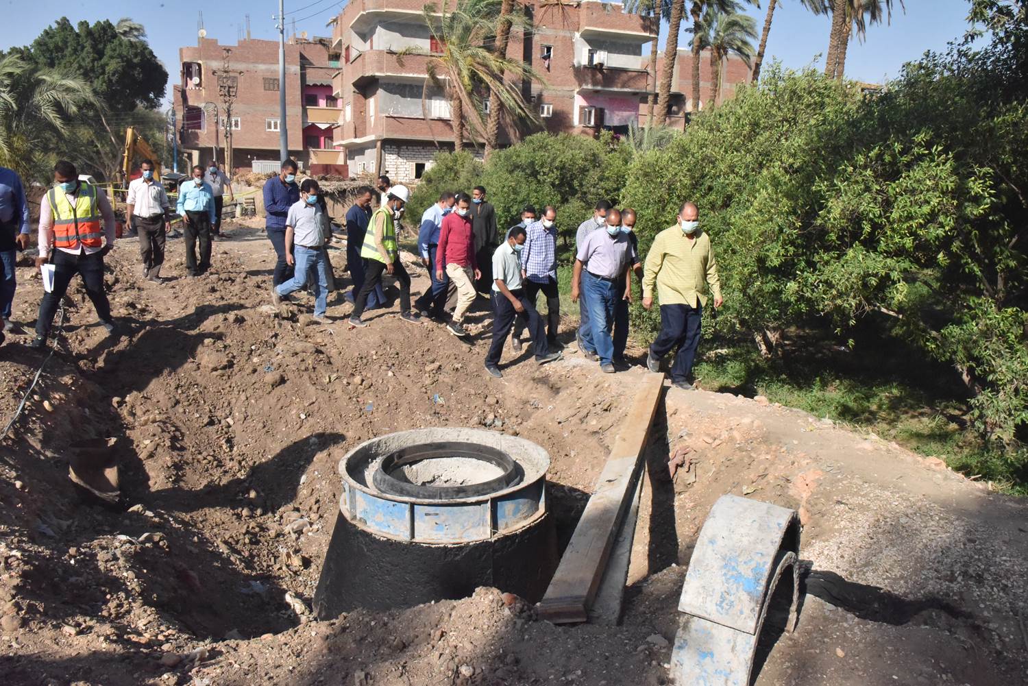 محافظ أسيوط يتفقد انشاء محطة رفع وخط طرد صرف صحى قرية التناغة الشرقية  (8)