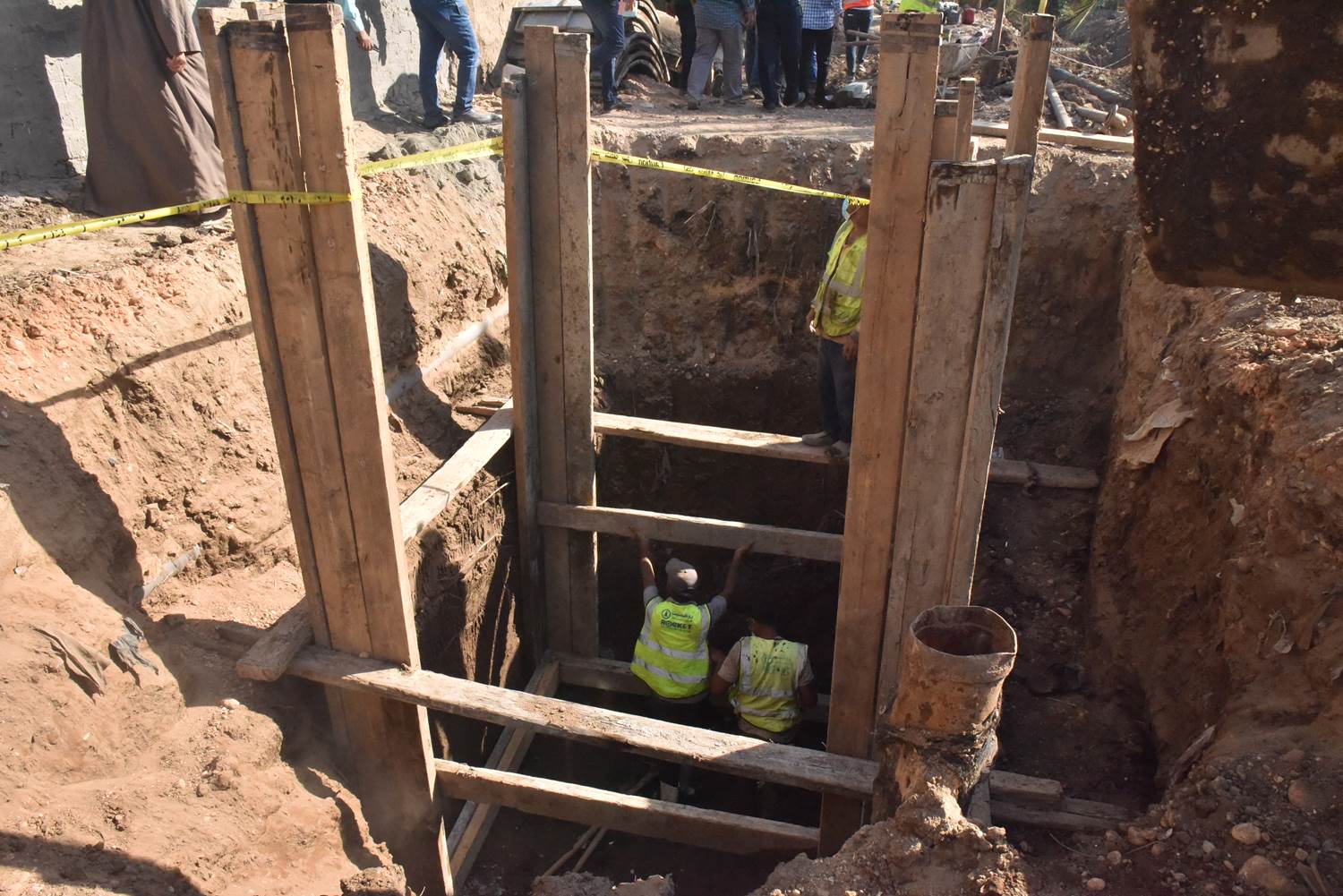 محافظ أسيوط يتفقد انشاء محطة رفع وخط طرد صرف صحى قرية التناغة الشرقية  (5)