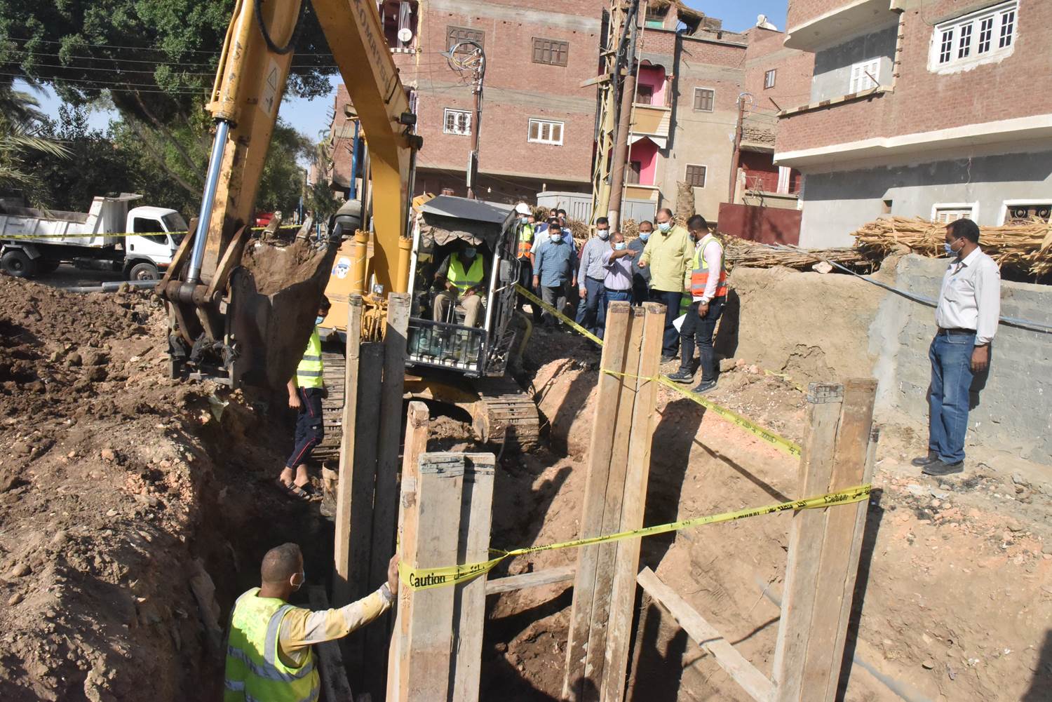 محافظ أسيوط يتفقد انشاء محطة رفع وخط طرد صرف صحى قرية التناغة الشرقية  (3)