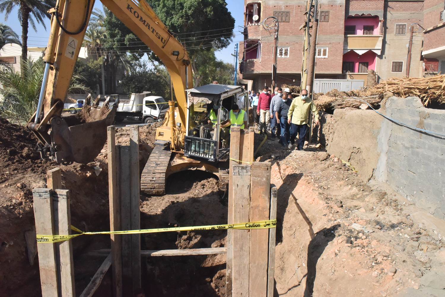 محافظ أسيوط يتفقد انشاء محطة رفع وخط طرد صرف صحى قرية التناغة الشرقية  (1)