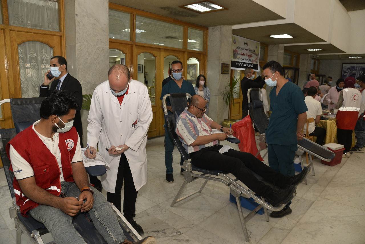 محافظ أسيوط يشهد انطلاق حملة للتبرع بالدم  (6)
