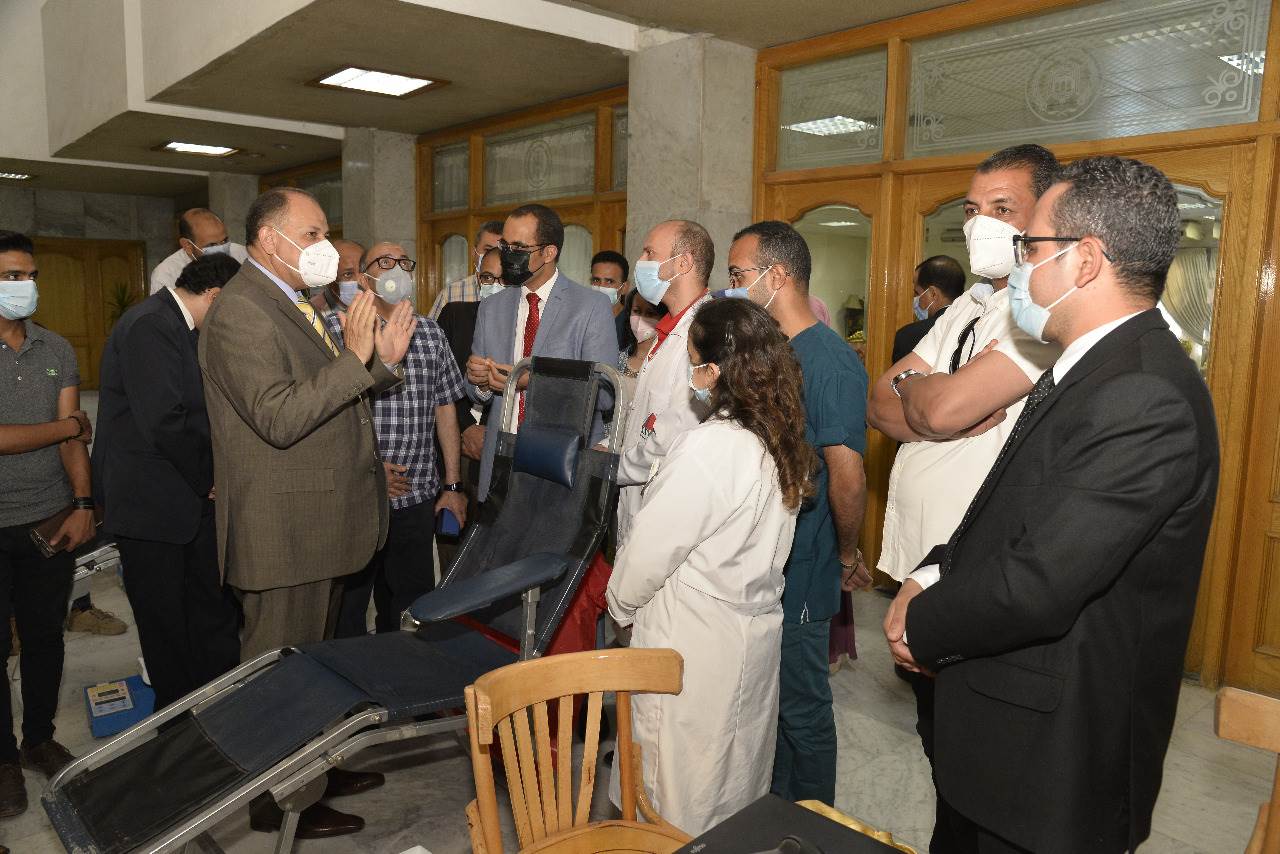 محافظ أسيوط يشهد انطلاق حملة للتبرع بالدم  (4)
